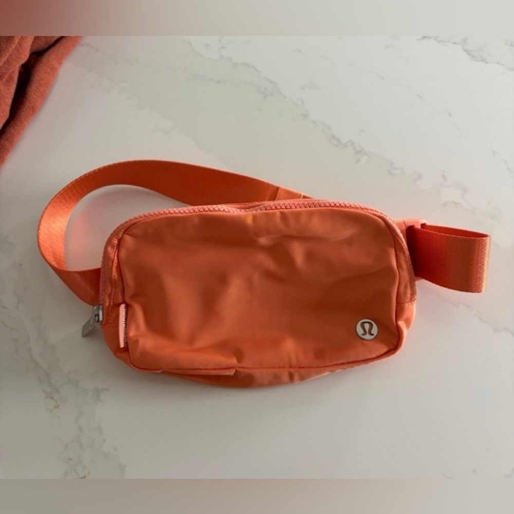 NWOT Lululemon Everywhere 1L Coral Belt Bag